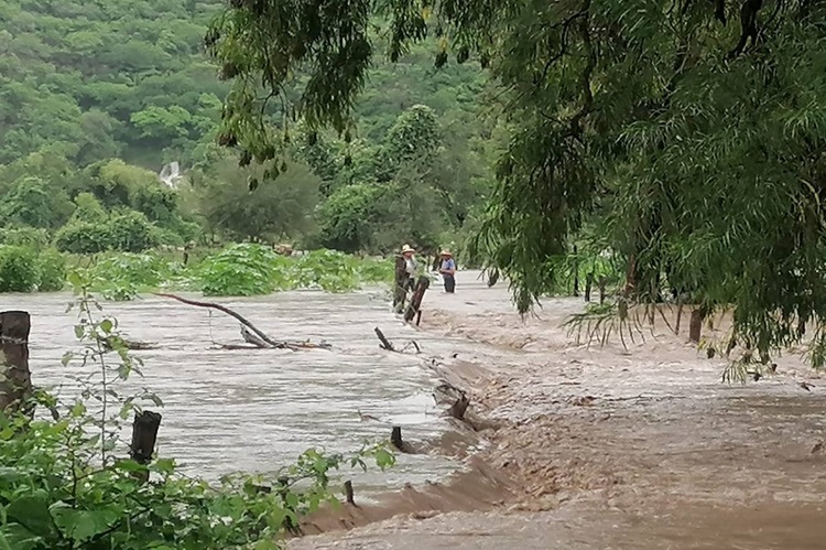 Tensión. Una tormenta provocó que hubiera una crecida de agua en el Río Ayuquila. (Foto: Especial)